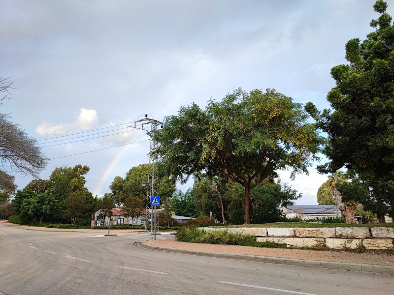 קשת בענן מעל קיבוץ בארי. צילום: מתוך ויקיפדיה